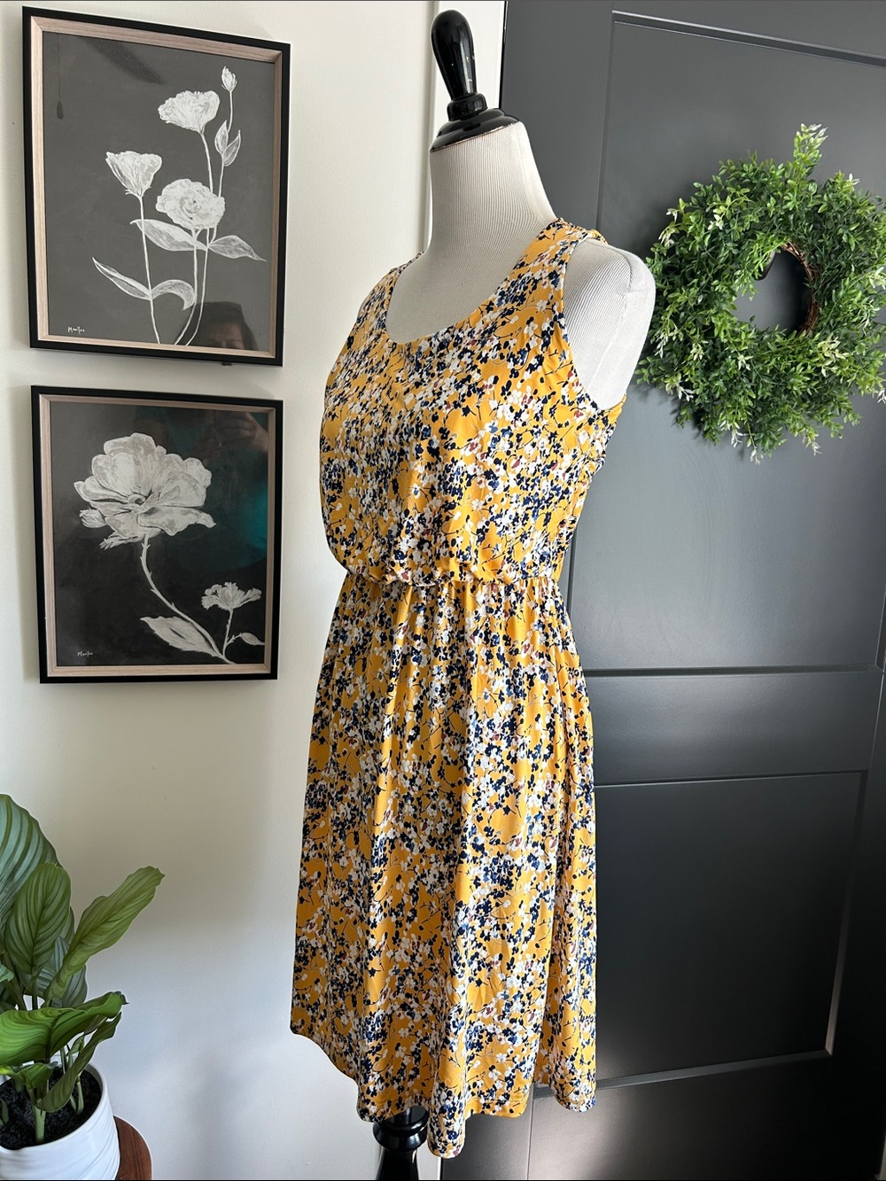 🌼 lovely M golden base with navy white floral pattern knee length dress